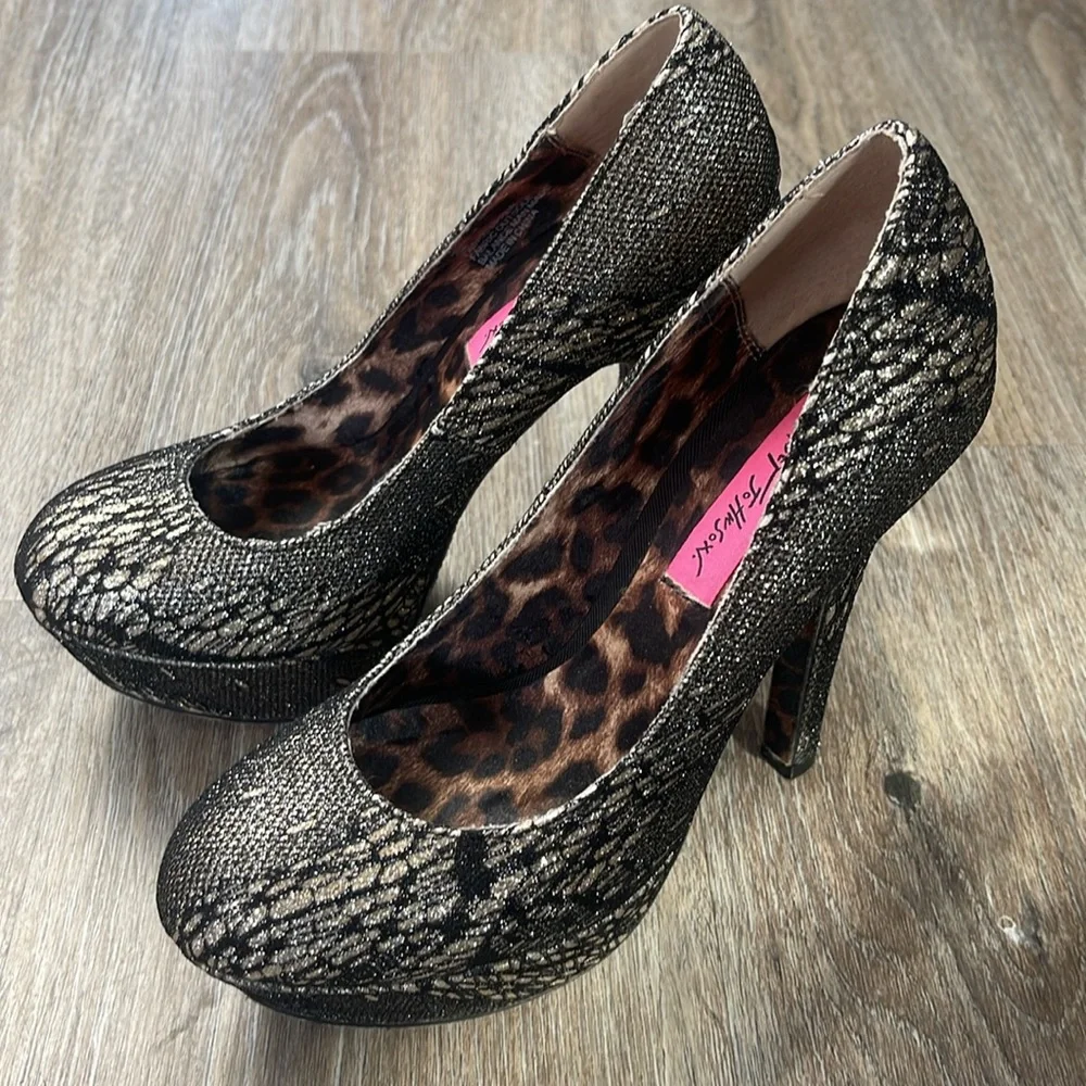 Betsey Johnson Black Lace Platform Heels Size 8 Medium